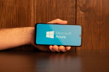 Kyoto Şehri, Japonya - 31 Temmuz 2023: Tahta arka planda Microsoft Azure logosu olan Apple iPhone