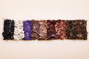 Düz fırça darbesi. Beyaz arka planda izole edilmiş kozmetik güzellik ürünü örneği olarak kırık parlak göz farları