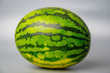 Gri arkaplanda karpuz