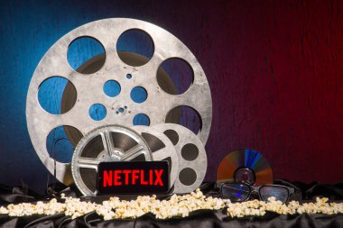 Tula, Rusya - 01 Ağustos 2020: Netflix logosuna sahip modern akıllı telefon