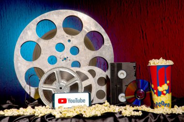 Tula, Rusya - 01 Ağustos 2020: Eski film makaralarının arka planında Youtube logosu olan modern akıllı telefon
