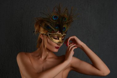 Genç kadın Venedik karnaval maskesi. Yakın plan kadın portresi. Karanlık arka plan.