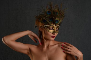 Genç kadın Venedik karnaval maskesi. Yakın plan kadın portresi. Karanlık arka plan.