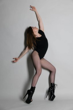 Stüdyoda yüksek topuklu güzel esnek striptizci kız.