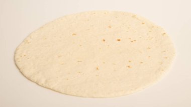 Beyaz arka planda mısır tortillası. Mayasız ekmek