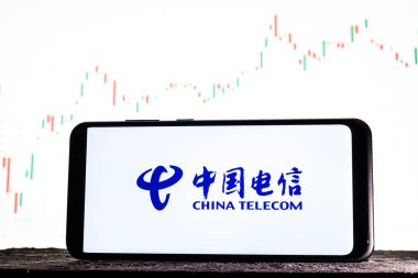 Tula, Rusya - 10 Ağustos 2020: Borsa eğilimlerinin arka planına karşı akıllı bir telefonla Çin Telekom Logosu.