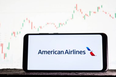 Tula, Rusya - 10 Ağustos 2020: Borsa eğilimlerinin arka planına karşı akıllı bir telefonla Logo American Airlines.