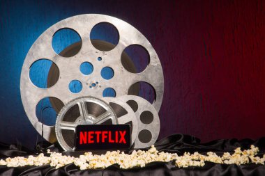 Tula, Rusya - 01 Ağustos 2020: Netflix logosuna sahip modern akıllı telefon