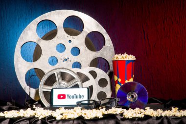 Tula, Rusya - 01 Ağustos 2020: Eski film makaralarının arka planında Youtube logosu olan modern akıllı telefon