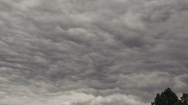 Yağmur ve fırtınadan önce gökyüzünde kara bulutlar - görüntü