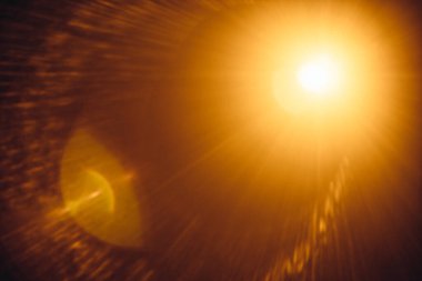 Siyahta soyut Doğal Güneş parlaması.