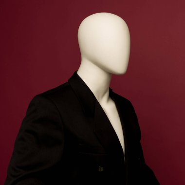 Yakut arka planda siyah takım elbiseli beyaz erkek manken.