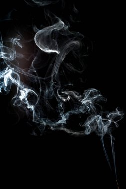 Siyah arka planı olan duman bulutu. sis dokusu - resim