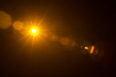 Siyahta soyut Doğal Güneş parlaması.