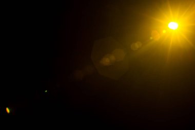 Siyahta soyut Doğal Güneş parlaması.