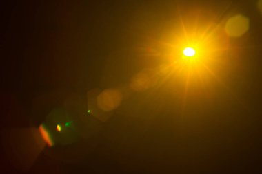 Siyahta soyut Doğal Güneş parlaması.