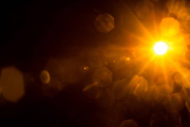 Siyahta soyut Doğal Güneş parlaması.