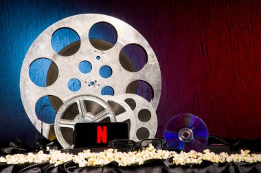 Tula, Rusya - 01 Ağustos 2020: Netflix logosuna sahip modern akıllı telefon