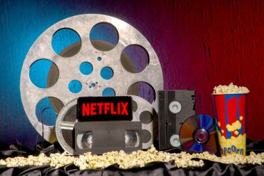 Tula, Rusya - 01 Ağustos 2020: Netflix logosuna sahip modern akıllı telefon