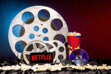 Tula, Rusya - 01 Ağustos 2020: Netflix logosuna sahip modern akıllı telefon