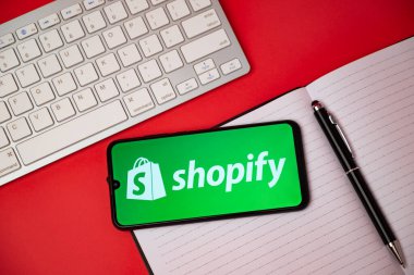 Kyoto Şehri, Japonya - 05 Mayıs 2023: Shopify logosu akıllı telefon ekranında görünür