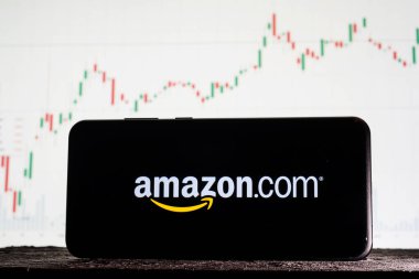 Tula, Rusya - 10 Ağustos 2020: Borsa eğilimlerinin arka planına karşı akıllı telefondaki logo Amazon.