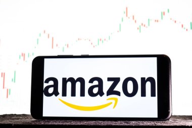 Tula, Rusya - 10 Ağustos 2020: Borsa eğilimlerinin arka planına karşı akıllı telefondaki logo Amazon.
