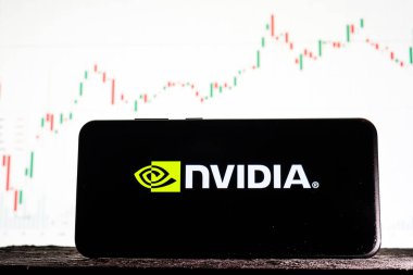 Tula, Rusya - 10 Ağustos 2020: Borsa eğilimlerinin arka planına karşı akıllı telefondan Logo Nvidia.