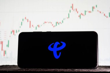 Tula, Rusya - 10 Ağustos 2020: Borsa eğilimlerinin arka planına karşı akıllı bir telefonla Çin Telekom Logosu.