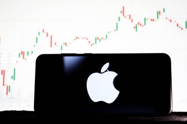 Tula, Rusya - 10 Ağustos 2020: Borsa eğilimlerinin arka planına karşı akıllı bir telefonla Logo Apple.