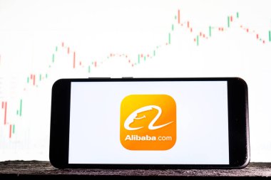 Tula, Rusya - 10 Ağustos 2020: Alibaba 'nın akıllı telefonu, borsa eğilimlerinin arka planında.