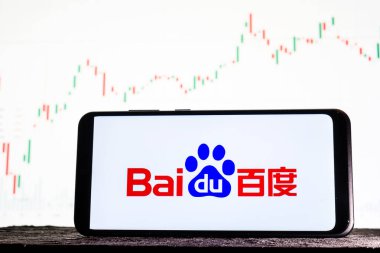 Tula, Rusya - 10 Ağustos 2020: Borsa eğilimlerinin arka planına karşı akıllı bir telefonla Logo Baidu.
