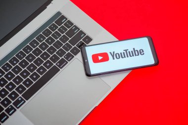 Tula, Rusya - 18 Mayıs 2020: Ekranda Youtube logosu olan modern akıllı telefon.