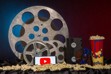 Tula, Rusya - 01 Ağustos 2020: Eski film makaralarının arka planında Youtube logosu olan modern akıllı telefon