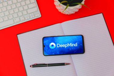 Kyoto Şehri, Japonya - 05 Mayıs 2023: Bir akıllı telefon ekranında gösterilen, Alfabe ve Alfabe 'nin yaratıcısı olan Google AI bölümü Deepmind' ın logosu