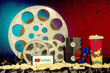Tula, Rusya - 01 Ağustos 2020: Eski film makaralarının arka planında Youtube logosu olan modern akıllı telefon