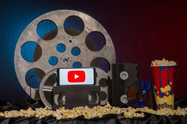 Tula, Rusya - 01 Ağustos 2020: Eski film makaralarının arka planında Youtube logosu olan modern akıllı telefon