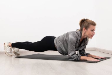 Genç ve güzel bir kadın yoga yapıyor. Sağlık konsepti. Sakin ol ve rahatla, kadın mutluluğu..