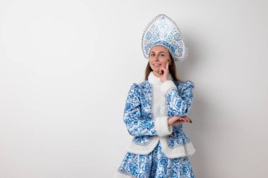 Geleneksel Rus noel kostümü giymiş seksi kadın Snegurochka (Kar Kızı),