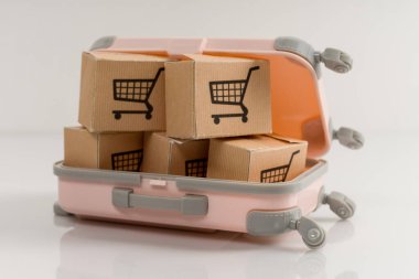 Beyaz bir arka planda kutularla dolu bir çanta. Çevrimiçi ticaret ve dağıtım kavramı