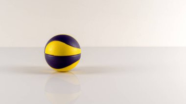 Beyaz arka planda sarı ve mor lekeli basketbol topu. Stres önleyici top