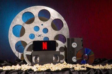 Tula, Rusya - 01 Ağustos 2020: Netflix logosuna sahip modern akıllı telefon