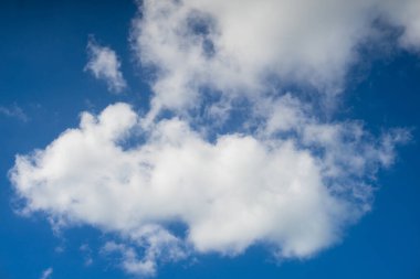 Mavi yaz gökyüzü beyaz kümülüs bulutları arkaplan - görüntü