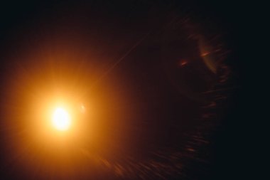 Siyahta soyut Doğal Güneş parlaması.