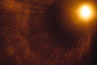 Siyahta soyut Doğal Güneş parlaması.