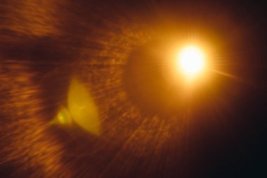 Siyahta soyut Doğal Güneş parlaması.