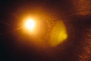 Siyahta soyut Doğal Güneş parlaması.