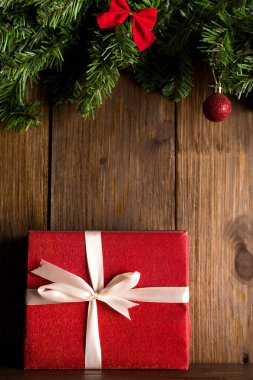 Kırmızı beyaz Noel süslemesi eski ahşap bir duvarda asılı..