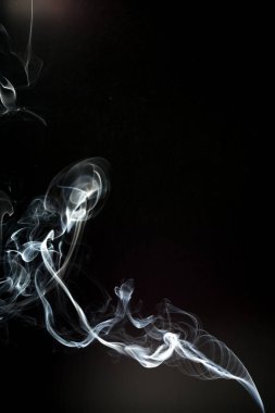 Siyah arka planı olan duman bulutu. sis dokusu - resim