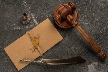 Noter, avukat. Mahkemede damgalı hukuk kavramı. Hukuk hakimi sözleşmeli mahkeme hukuki miras damgası.
